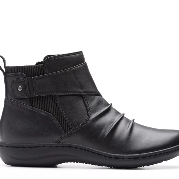NIB Clarks Ankle Boots size  9.5 W - Picture 1 of 5